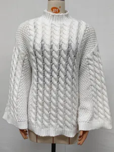 Weisser grobgestrickter Rollkragen Pullover Detail, lockeres Winter Oberteil.