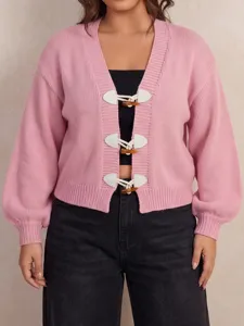 Rosa Strickjacke mit V-Ausschnitt, langen Ärmeln und stilvollen Hornknopf-Verschlüssen.