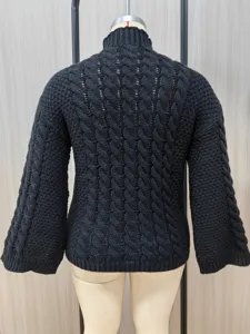 Rückseitiges Detail des schwarzen groben Strick-Rollkragenpullovers mit Zopfmuster.