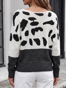Vista posteriore del maglione in maglia leopardato da donna con design color-block moderno