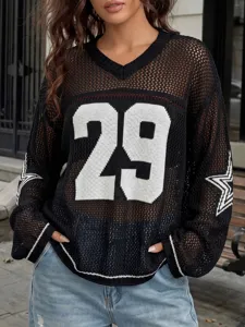 Detailopname van zwarte mesh trui voor dames met een grote nummer 29 opdruk in sportstijl