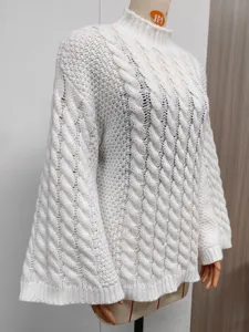 Weißer grobgestrickter Rollkragenpullover für Damen, gemütlicher Oversize Winterpullover.