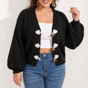 Detailaufnahme des stilvollen schwarzen Damen Strickcardigans mit klassischen Hornknöpfen.