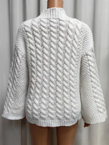 Rückansicht Detail des weißen Zopfmuster Rollkragenpullovers mit lockerem Schnitt und dick.