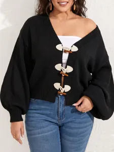 Nahaufnahme Detailansicht des schwarzen Strickcardigans für Damen mit Knebelknöpfen.