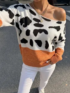 Dettaglio ravvicinato di maglione in maglia leopardata da donna con spalle scoperte e stile