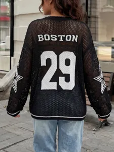Detail van zwart gebreide top met lange mouwen en Boston 29-opdruk op de achterkant