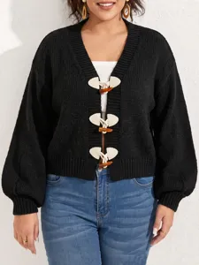 Detailaufnahme einer schwarzen Strickjacke mit stilvollen Knebelknöpfen und langen Ärmeln.