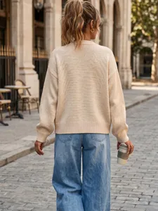 Vista posteriore di una donna che indossa un morbido maglione in maglia color crema