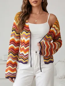 Primer plano de cárdigan de punto chevron multicolor para mujer con parte delantera abierta y lazos.