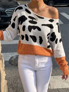 Vista dettagliata del maglione in maglia leopardata con spalle scoperte per donna in strada