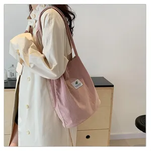 Primer plano de la pana rosa y la etiqueta blanca en un bolso de hombro muy grande