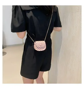 Mini bolso bandolera rosa con cadena y patrón de monograma vintage usado por una modelo