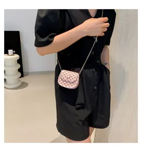Primer plano de un mini bolso bandolera rosa con estampado de monograma vintage