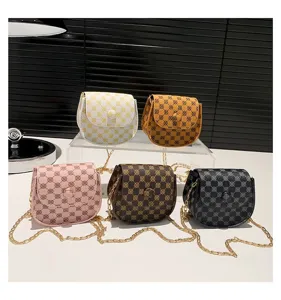 Colección de mini bolsos bandolera con cadena y patrón de monograma vintage en cinco colores