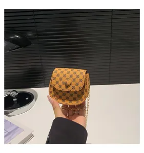 Vista detallada de un elegante bolso bandolera mini retro con cadena y patrón vintage