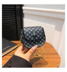 Mini bolso bandolera retro con estampado de monograma y cadena dorada en mano