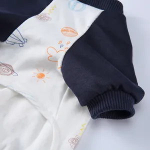 Nahaufnahme von Haustier-Pyjamas mit Rippbündchen und bunten Weltraum-Doodles