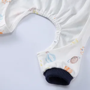 Nahaufnahme eines Haustier-Jumpsuits mit gerippten Bündchen und bedrucktem Stoff