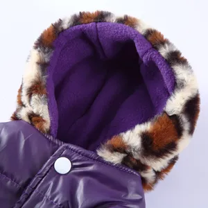 Ζεστό χειμωνιάτικο παλτό σκύλου λεπτομέρεια με κουκούλα λεοπάρ συνθετική γούνα και μοβ.
