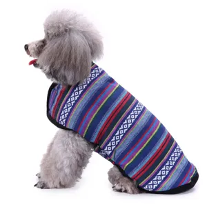 Dettaglio laterale di un cane che indossa un caldo poncho invernale a righe colorate.
