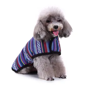 Poncho a righe per cani in stile boho su un barboncino grigio per l'inverno