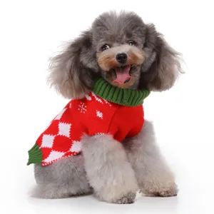 Gros plan du pull en tricot doux pour animal avec un motif à carreaux rouge et blanc.