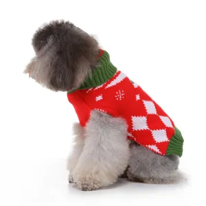 Pull-over tricoté rouge et vert pour chien avec motif losange blanc pour mode hivernale.