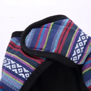 Dettaglio del gilet a strisce colorate per cani con fodera in pile e chiusura a strappo