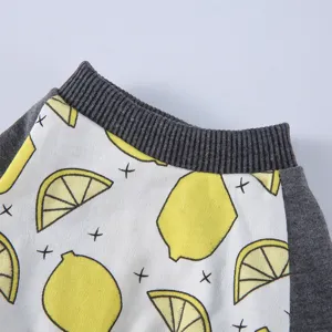 Detailaufnahme von Hunde-Pyjamas mit lebhaftem Zitronenprint und geripptem Kragen