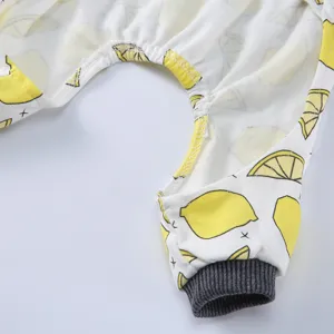 Detailaufnahme der elastischen Öffnung und der grauen Rippbündchen am Hunde-Schlafanzug