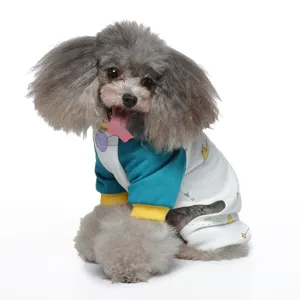 Detailansicht des atmungsaktiven Baumwoll-Hunde-Pyjamas mit Planetenmuster-Print