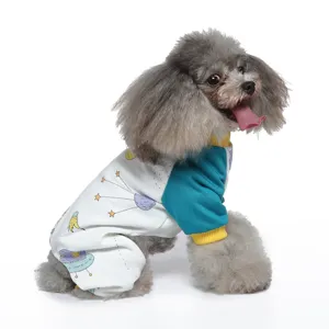 Detailansicht eines niedlichen Hunde-Pyjamas mit UFO-Muster für den Sommergebrauch