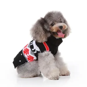 Gros plan sur le pull tricoté noir pour animal de compagnie avec motif de renne de Noël.