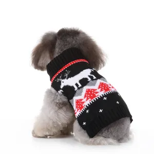 Pull-over en tricot pour chien d'hiver mignon avec motif de cerf, détail de vêtement chaud.