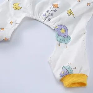 Nahaufnahme eines dünnen Haustier-Pyjamas mit buntem Weltraum- und UFO-Print.