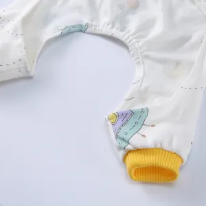 Nahaufnahme von weichem Baumwoll-Hundepyjama mit Cartoon-Print und gelben Rippbündchen