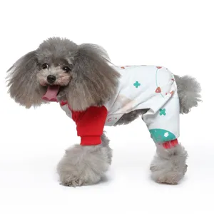 Seitenansicht eines Zwergpudels in einem weißen vierteiligen Tierpyjama mit Kirschmuster.