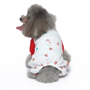 Rückansicht eines grauen Pudels in einem süßen weißen Kirschdruck-Haustierpyjama.