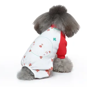 Detailansicht eines leichten Hunde-Pyjamas mit süßem rotem und weißem Kirschmuster