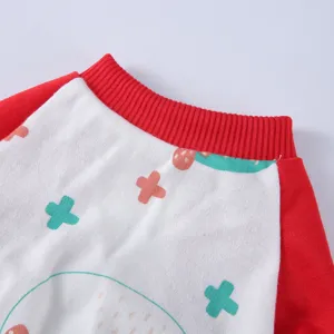 Detailaufnahme des roten Rippbündchens am Hals dieser dünnen Kirsch-Zitrone Hundepyjamas