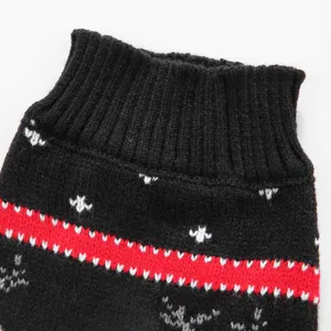 Doux pull en tricot noir pour chien avec bande rouge et jolis motifs festifs d'hiver.