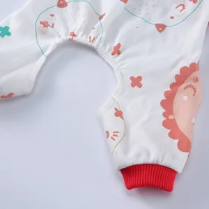 Detailansicht eines leichten Haustier-Pyjamas mit Löwen-Print und roten elastischen Bündchen