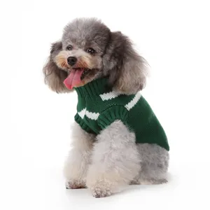 Confortable pull pour chien en tricot vert et blanc, vêtement d'hiver idéal pour petits animaux.