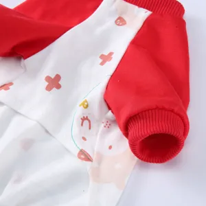 Nahaufnahme der roten Rippbündchen und des weich bedruckten Stoffes des Haustier-Pyjamas