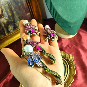 Vista dettagliata di spilla vintage con strass colorati e perle per abiti eleganti