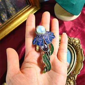 Elegante spilla vintage con perla bianca e cristalli colorati per cappotti e giacche.