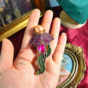 Primo piano dettagliato di una spilla a fiore vintage con strass colorati e perla