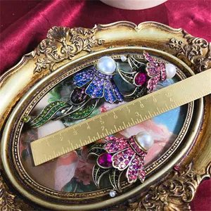 Spilla a fiore vintage con perle e strass colorati su cornice dorata elegante