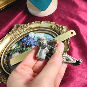Dettaglio ravvicinato di spille a fiore vintage eleganti con righello e accenti di perle.